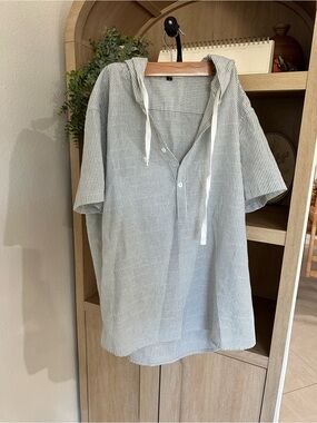 SHEIN Light Blue and White Striped Short-Sleeve Hooded Button Shirt